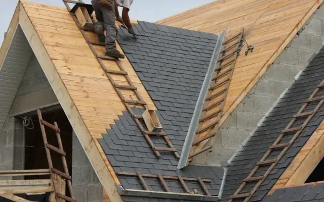 Montaje de una cubierta de pizarra nueva sobre estructura de madera