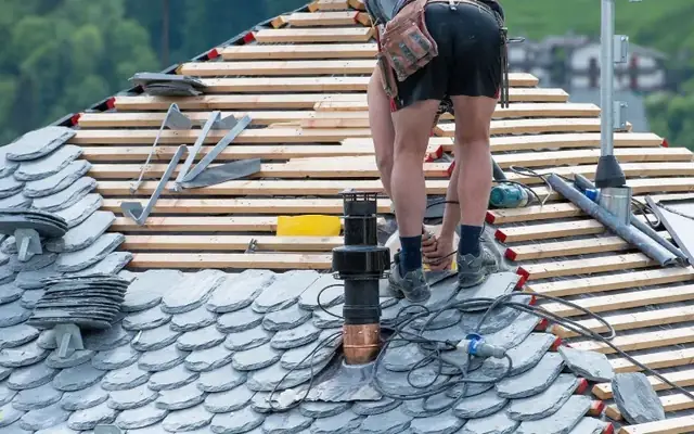 Colocación de pizarra natural sobre rastrel de madera