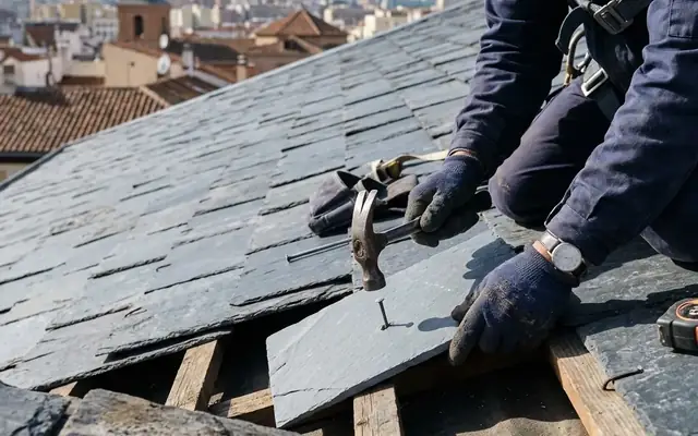 Reparación de pizarras dañadas en un tejado
