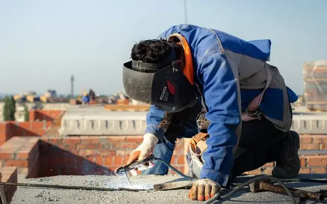 Soldadura de una limahoya de zinc en la cubierta