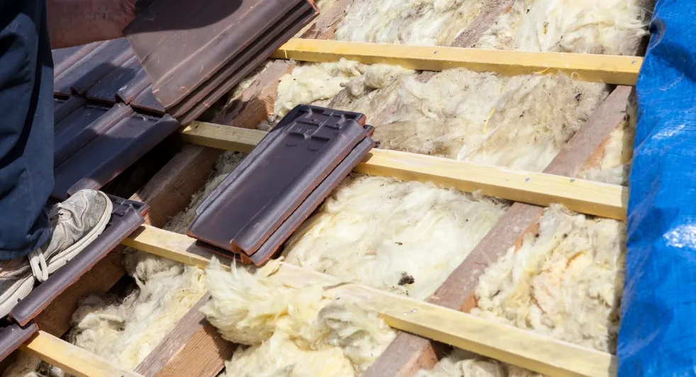 Aislamiento de lana mineral entre pares, punto crítico para evitar puentes térmicos en cubierta