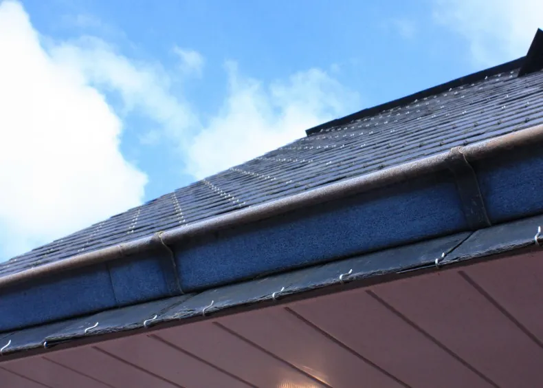 Estructura de fijación con salvatejas para placas solares sobre un tejado de pizarra en Madrid